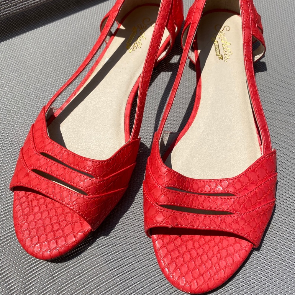 Seychelles sandals in coral, size 9